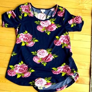 ladies size medium LulLaRoe classic T